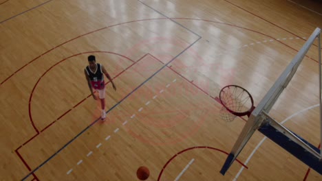 Toma-Aérea-En-ángulo-Alto-De-Un-Jugador-De-Baloncesto-Universitario-Afroamericano-Que-Falla-El-Tiro-Mientras-Practica-Solo-En-Una-Cancha-Cubierta.-Imágenes-En-Cámara-Lenta,-4k,-UHD,-50-Fps,-Sin-Editar